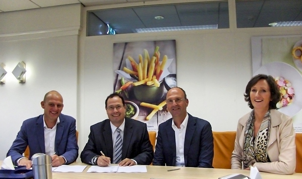Tevreden gezichten tijdens de ondertekening van het contract dat voorziet in verlenging van de samenwerking tussen Aviko en Frigo ’s-Heerenberg. Van links naar rechts: Henk van Veen (Frigo) , Frank Ronkes (Aviko), Meindert Visser (Aviko) en Wil van Veen-van Elderen (Frigo).